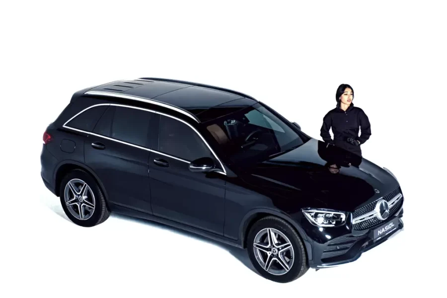 車の横に立つ女性